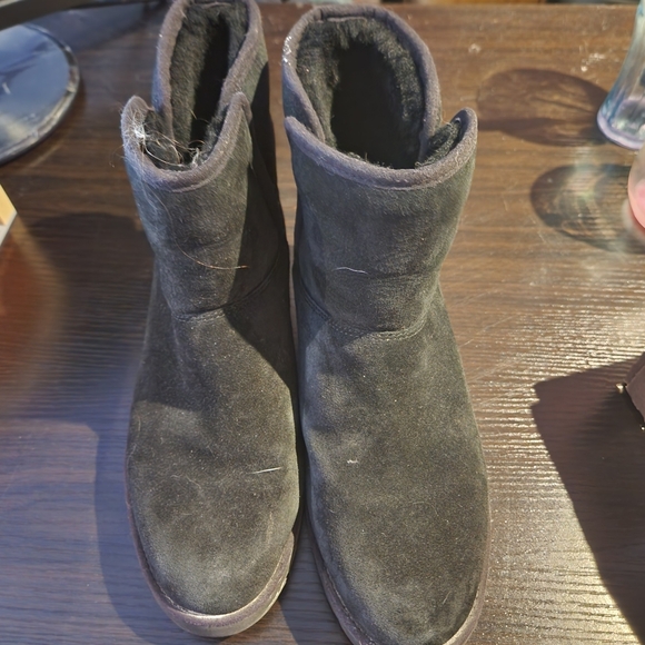 Uggs - Picture 2 of 2